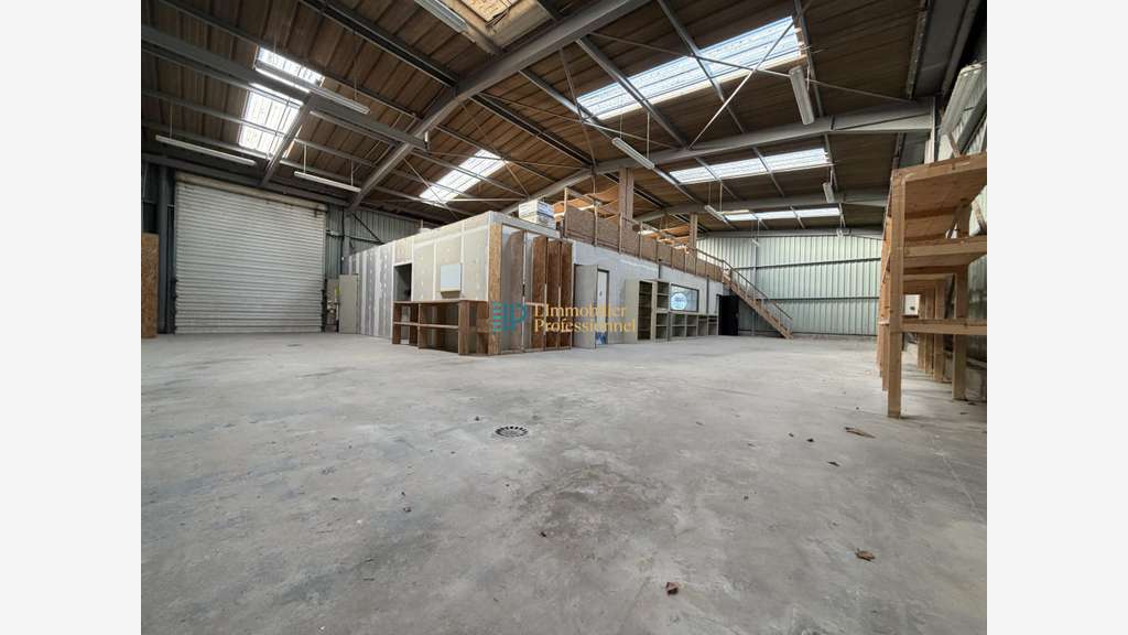 A louer entrepôt 350m² sur 200m² à Guidel N165