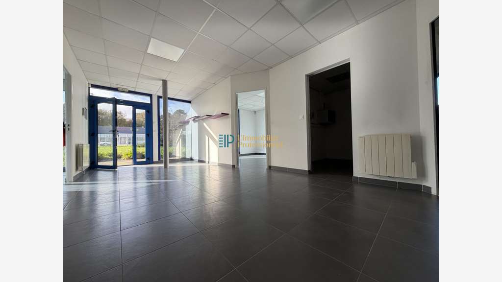 A louer entrepôt 350m² sur 200m² à Guidel N165