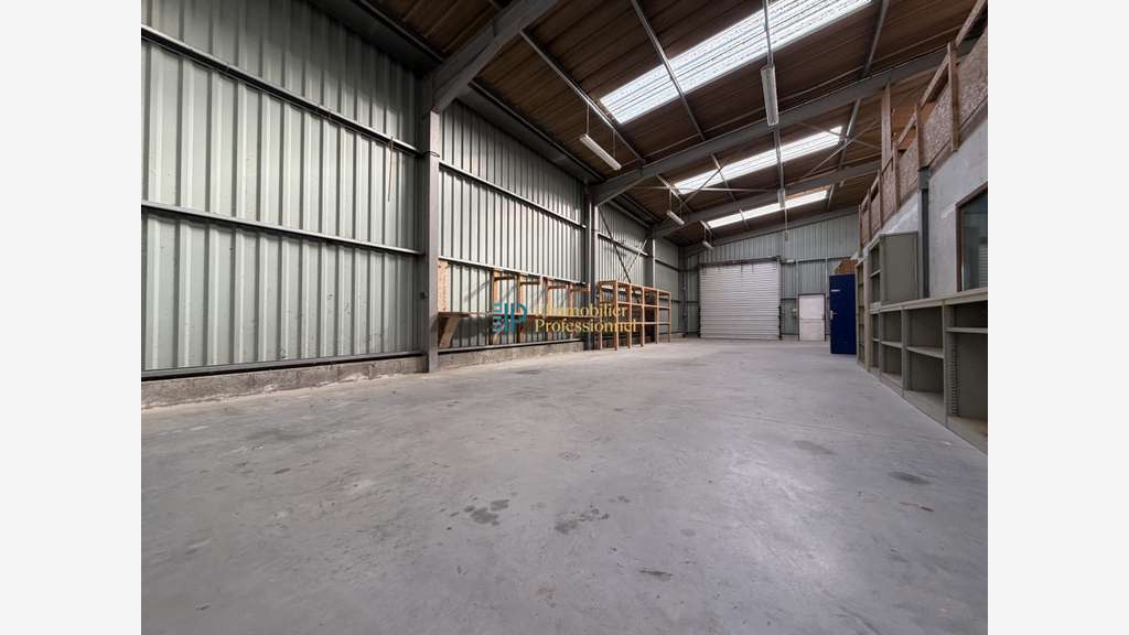 A louer entrepôt 350m² sur 200m² à Guidel N165