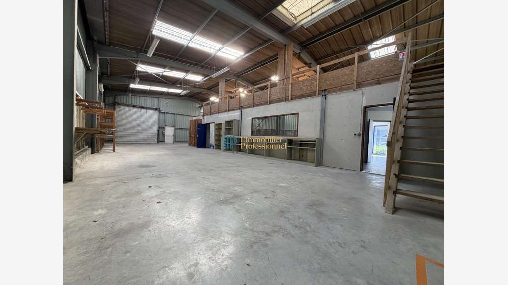 A louer entrepôt 350m² sur 200m² à Guidel N165