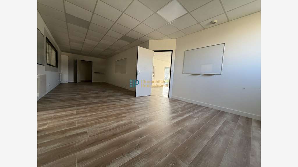 A louer entrepôt 350m² sur 200m² à Guidel N165