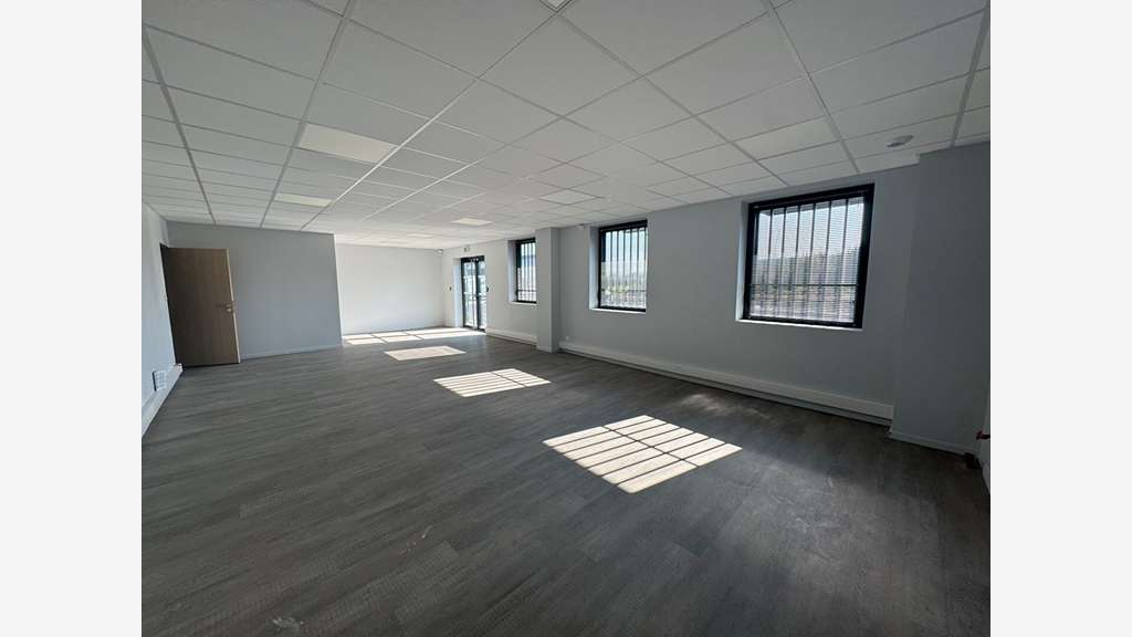 A louer local d'activité 320m² Guipavas empl strat