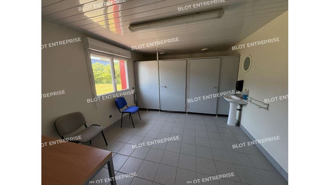 Loue local d'activités 298m² à Guipavas Kergaradec