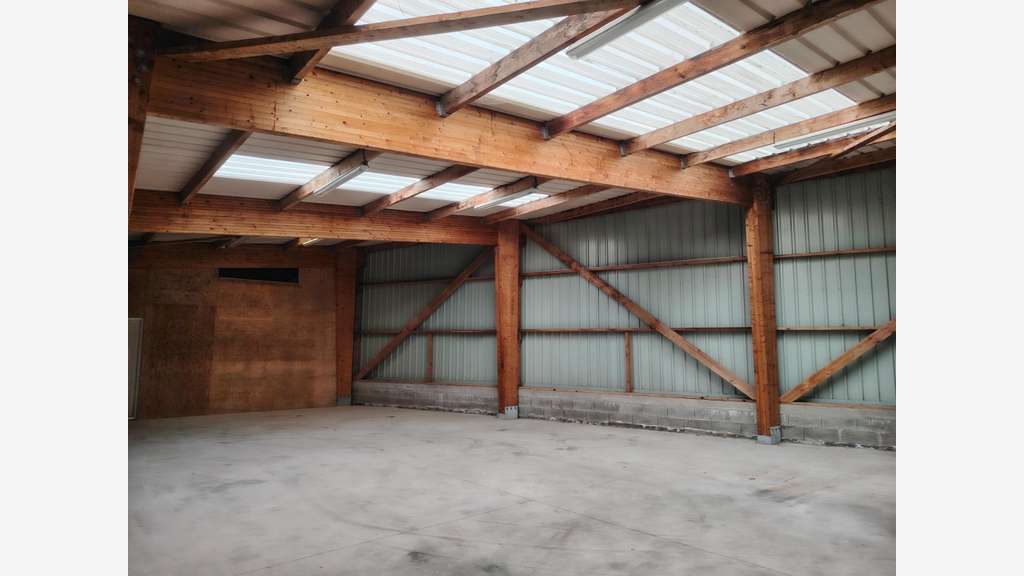 A louer hangar 156m² avec bureaux à Guissény