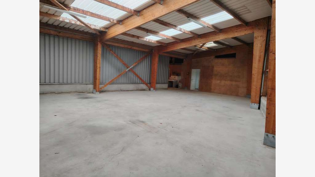 A louer hangar 156m² avec bureaux à Guissény