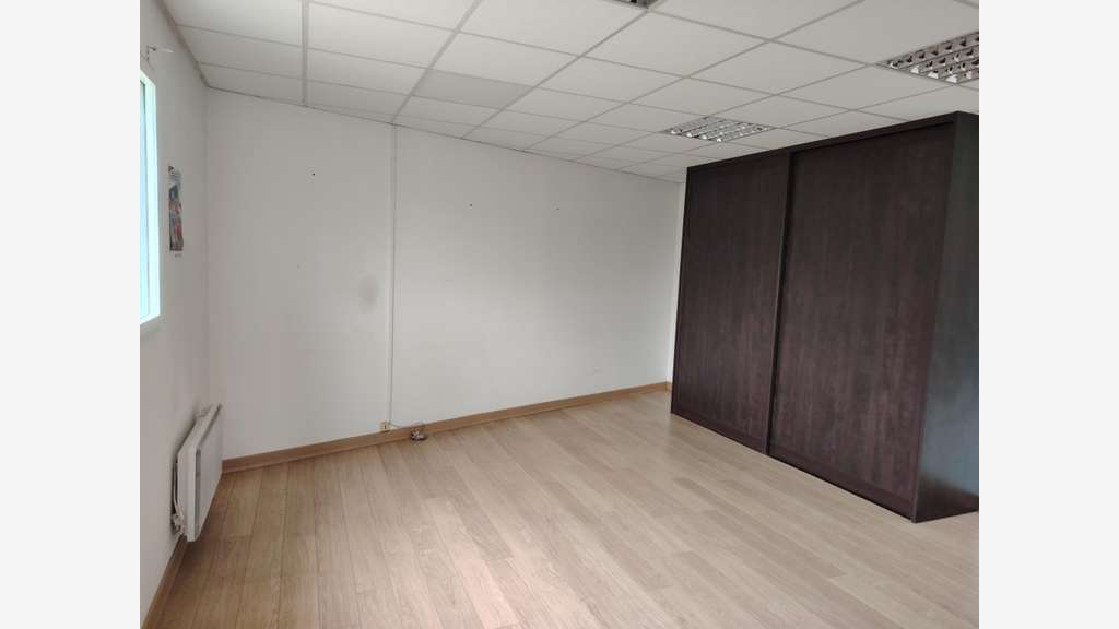 A louer hangar 156m² avec bureaux à Guissény