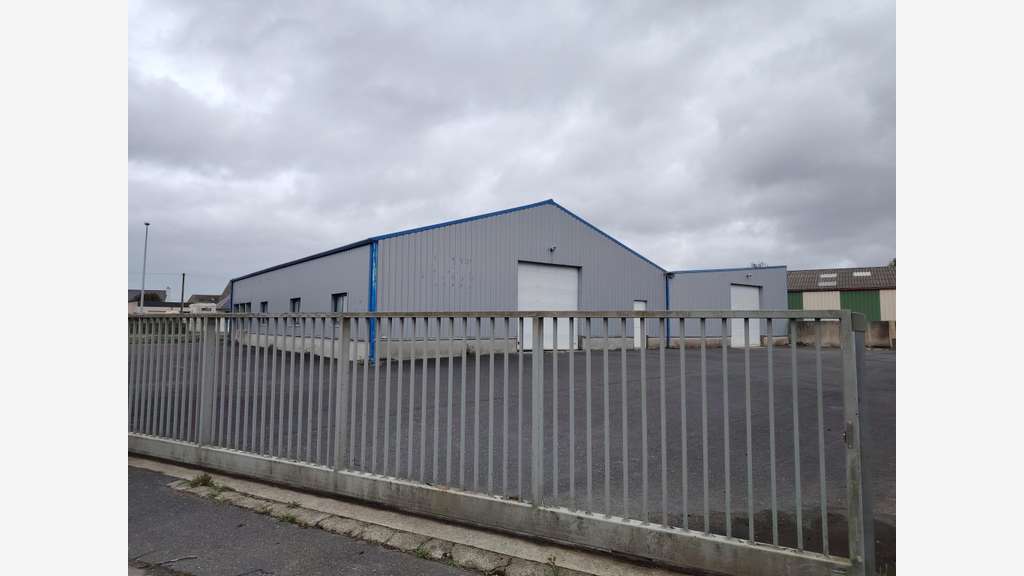 A louer hangar 156m² avec bureaux à Guissény
