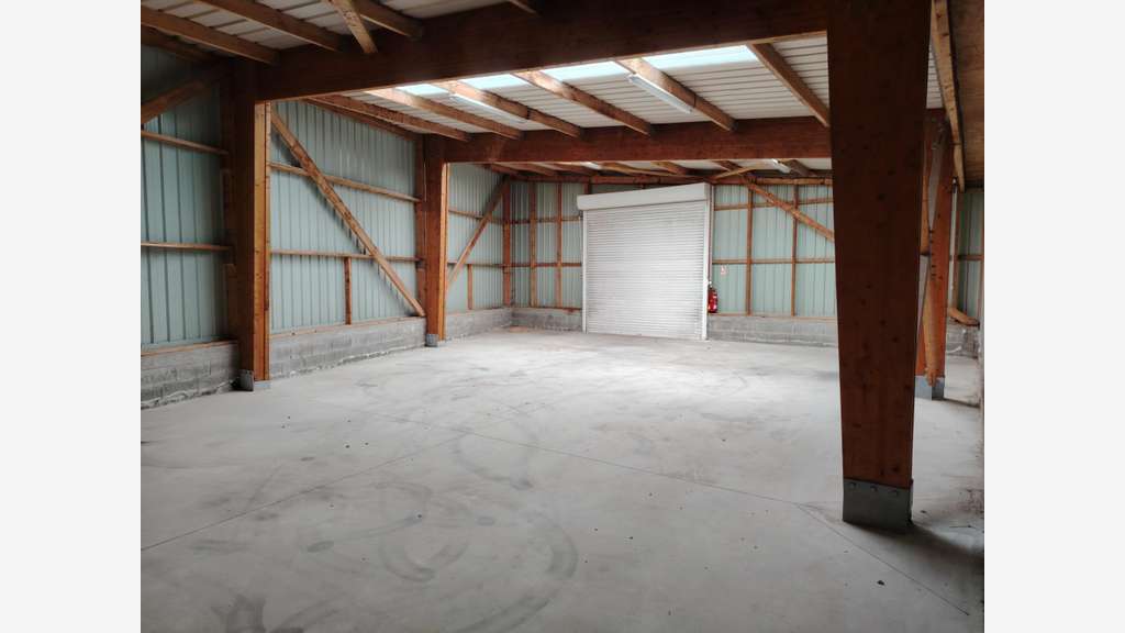 A louer hangar 156m² avec bureaux à Guissény