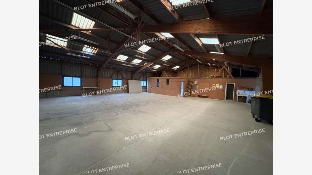À LOUER - LOCAL D'ACTIVITES - 442 m² - GUISSENY