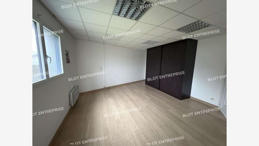 À LOUER - LOCAL D'ACTIVITES - 442 m² - GUISSENY