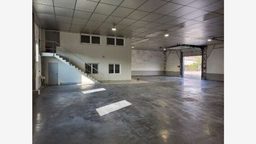 Local 510m² + bureau + stockage à à Hagondange