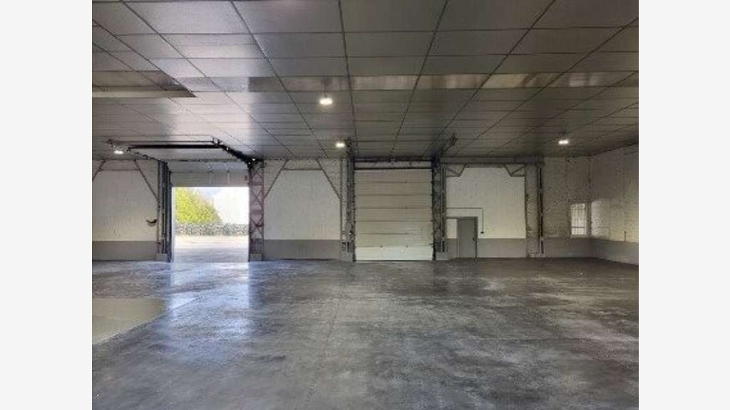 Local 510m² + bureau + stockage à à Hagondange