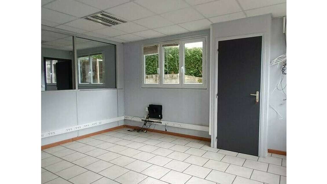 Local d'activités 398m² à louer à Harfleur
