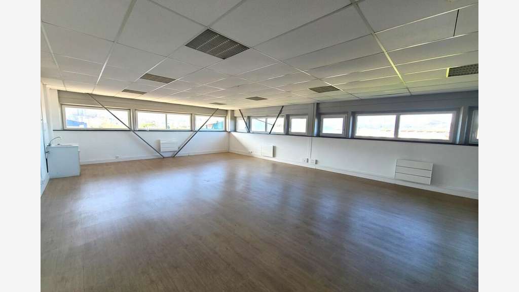 Local 2165m² à louer ZA des Joncaux à Hendaye
