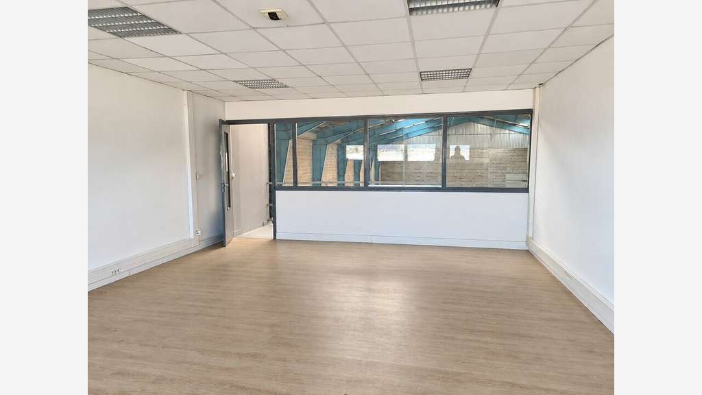 Local 2165m² à louer ZA des Joncaux à Hendaye
