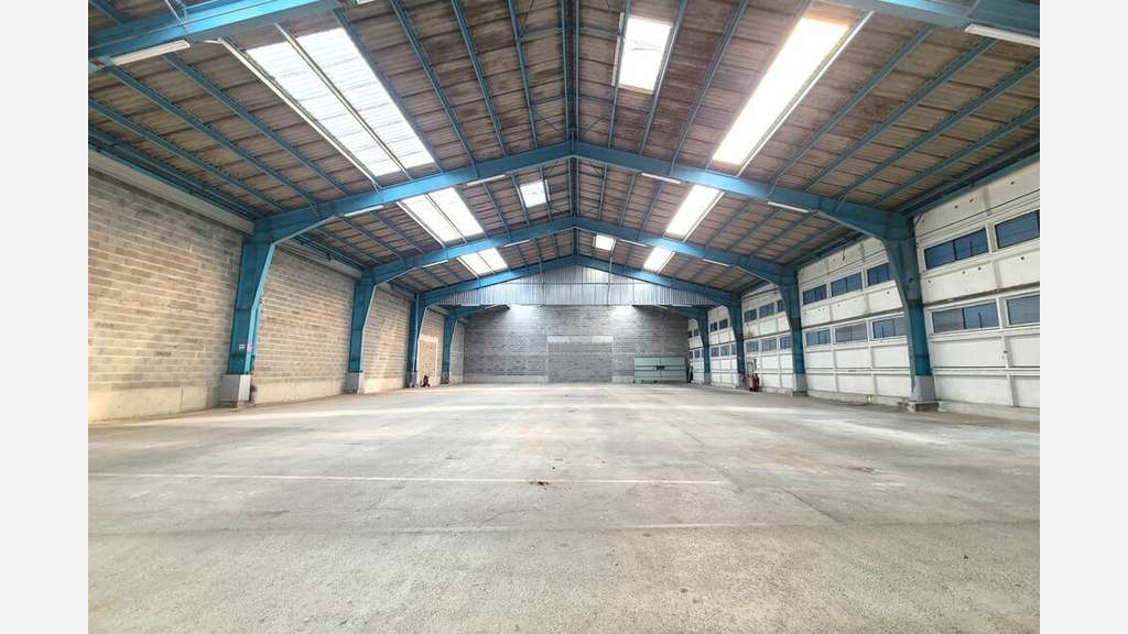 Local 2165m² à louer ZA des Joncaux à Hendaye