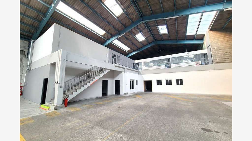 Local 2165m² à louer ZA des Joncaux à Hendaye