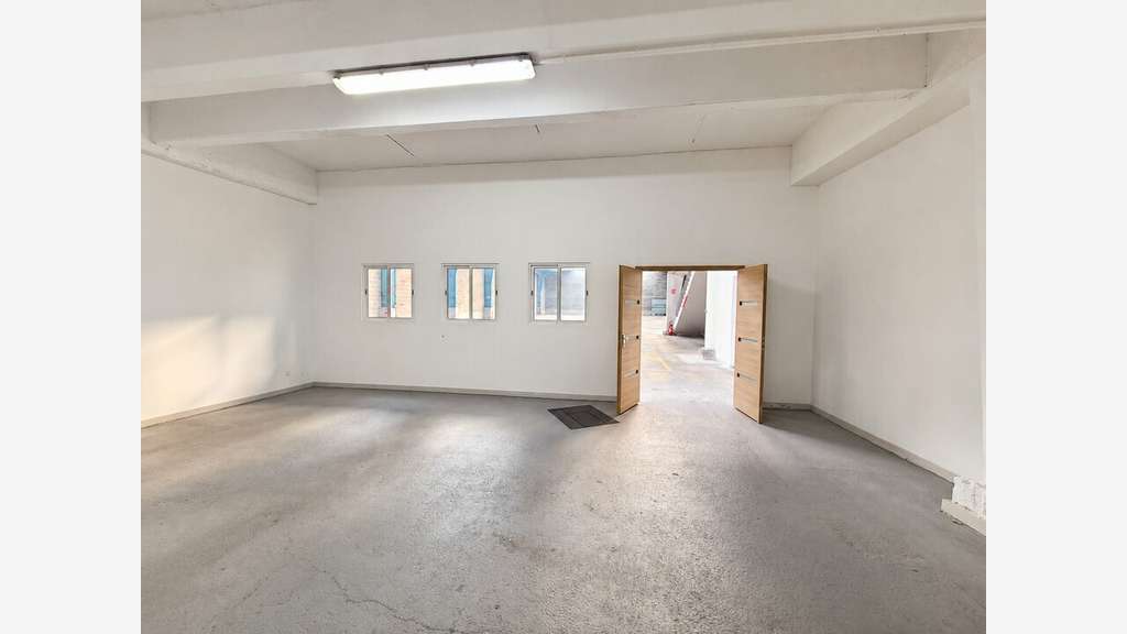Local 2165m² à louer ZA des Joncaux à Hendaye