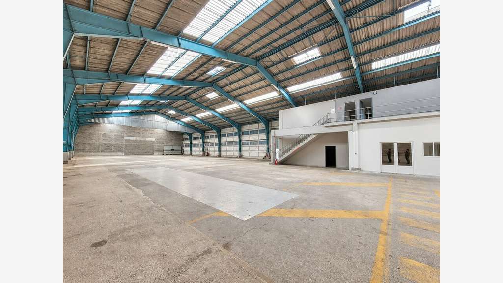 Local 2165m² à louer ZA des Joncaux à Hendaye