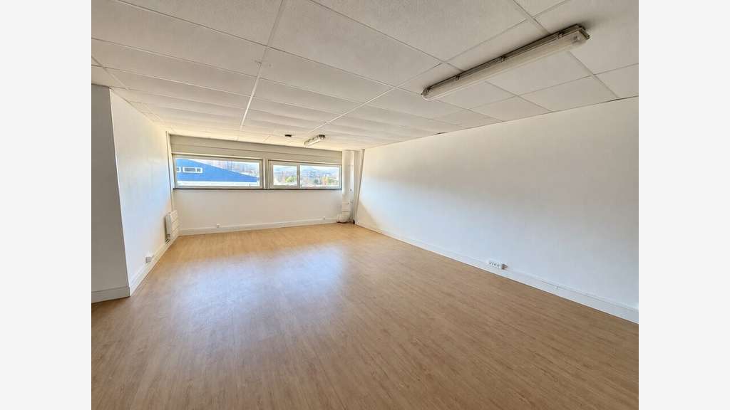 Local 2165m² à louer ZA des Joncaux à Hendaye