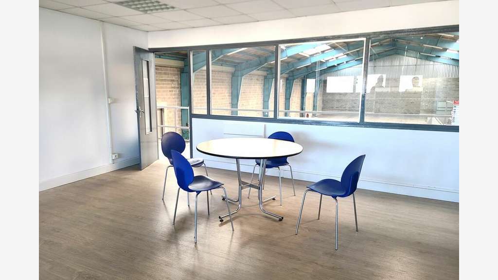 Local 2165m² à louer ZA des Joncaux à Hendaye
