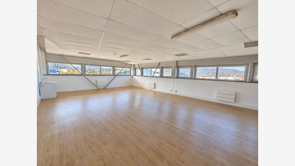 Local 2165m² à louer ZA des Joncaux à Hendaye