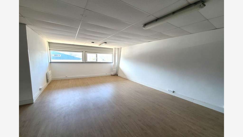 Local 2165m² à louer ZA des Joncaux à Hendaye