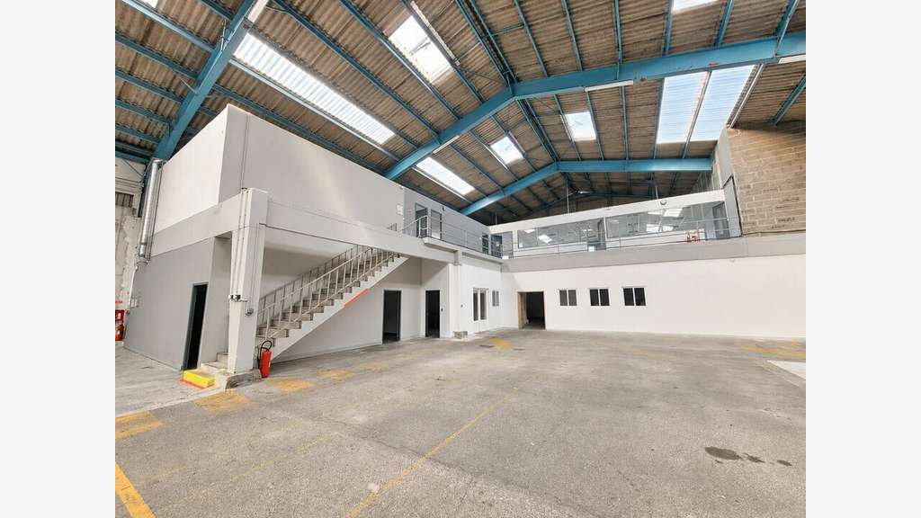 Local 2165m² à louer ZA des Joncaux à Hendaye