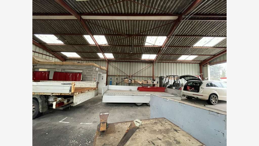 A louer local 305m² ZA dynamique Hennebont