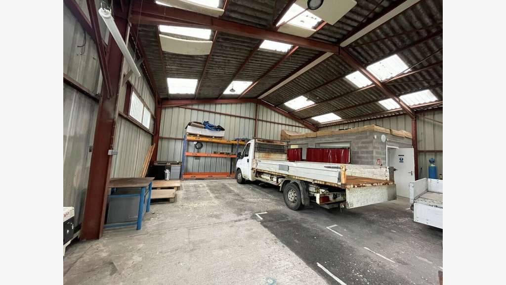 A louer local 305m² ZA dynamique Hennebont
