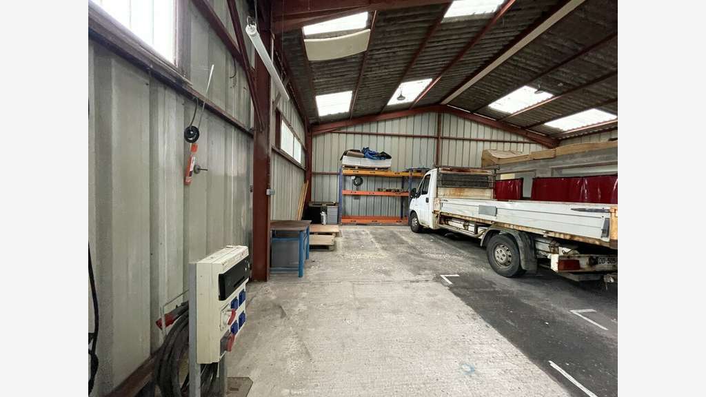 A louer local 305m² ZA dynamique Hennebont