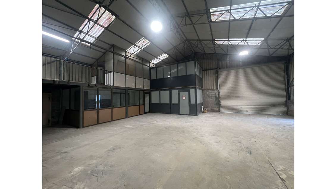 Local d'activités de 250m2 à Louer