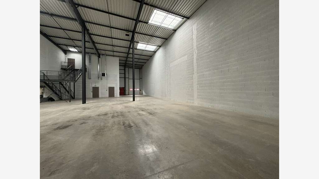 A louer locaux 5744m² BREEAM Very Good à Heyrieux
