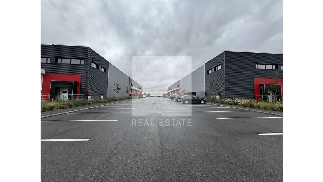 A louer locaux 5744m² BREEAM Very Good à Heyrieux