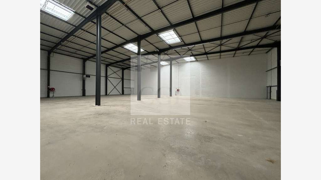 A louer locaux 5744m² BREEAM Very Good à Heyrieux