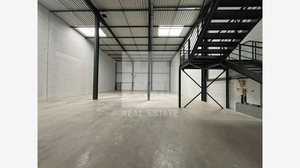 A louer locaux 5744m² BREEAM Very Good à Heyrieux