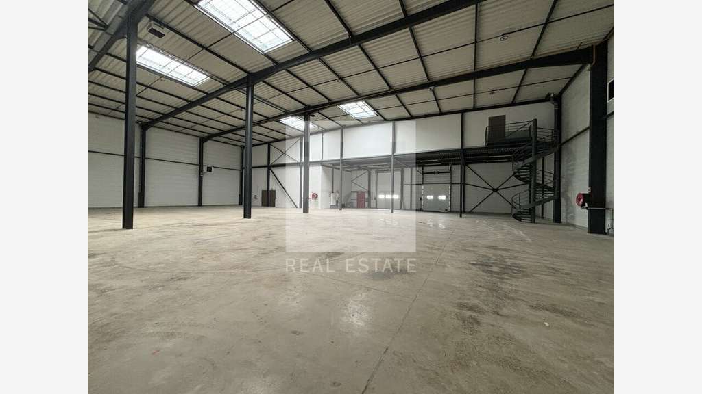 A louer locaux 5744m² BREEAM Very Good à Heyrieux