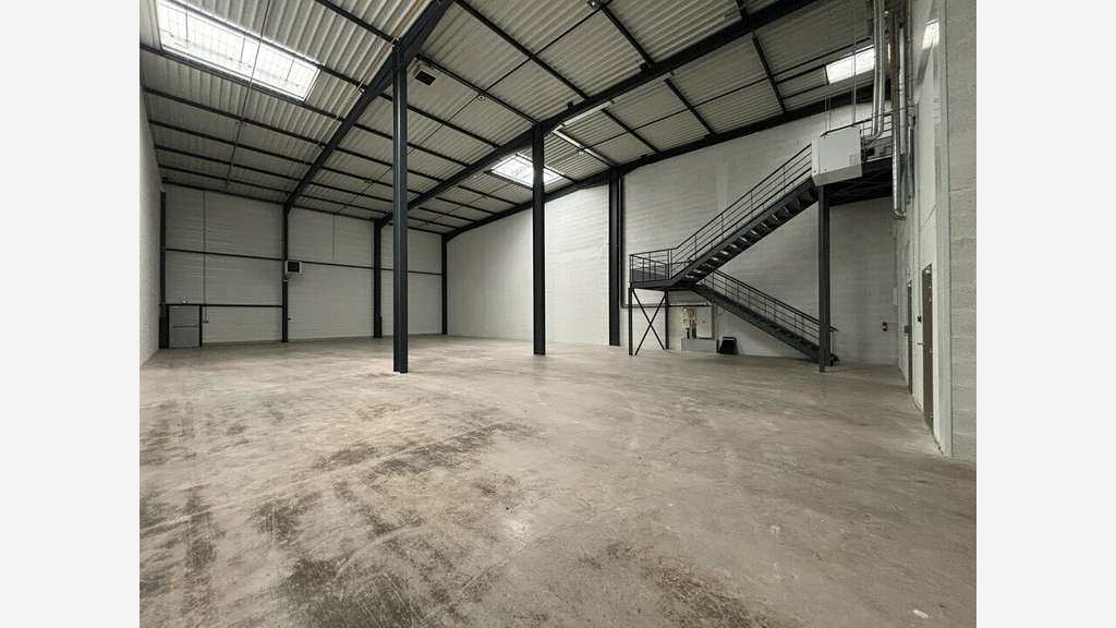 A louer locaux 5744m² BREEAM Very Good à Heyrieux