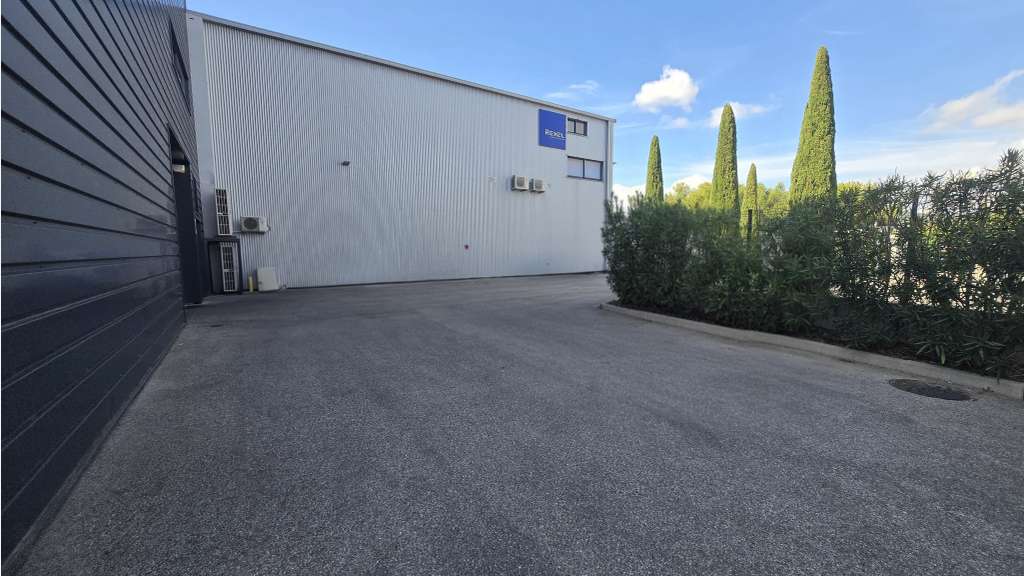A louer entrepôt 254m² à Hyères ZA Saint-Martin