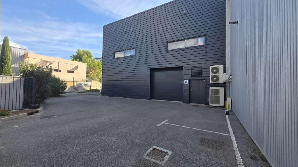 A louer entrepôt 254m² à Hyères ZA Saint-Martin