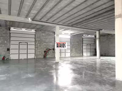 A louer entrepôt de 355m² à Hyères zone St Martin