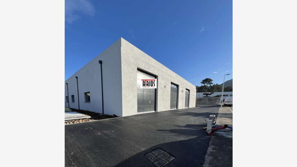 A louer entrepôt de 355m² à Hyères zone St Martin