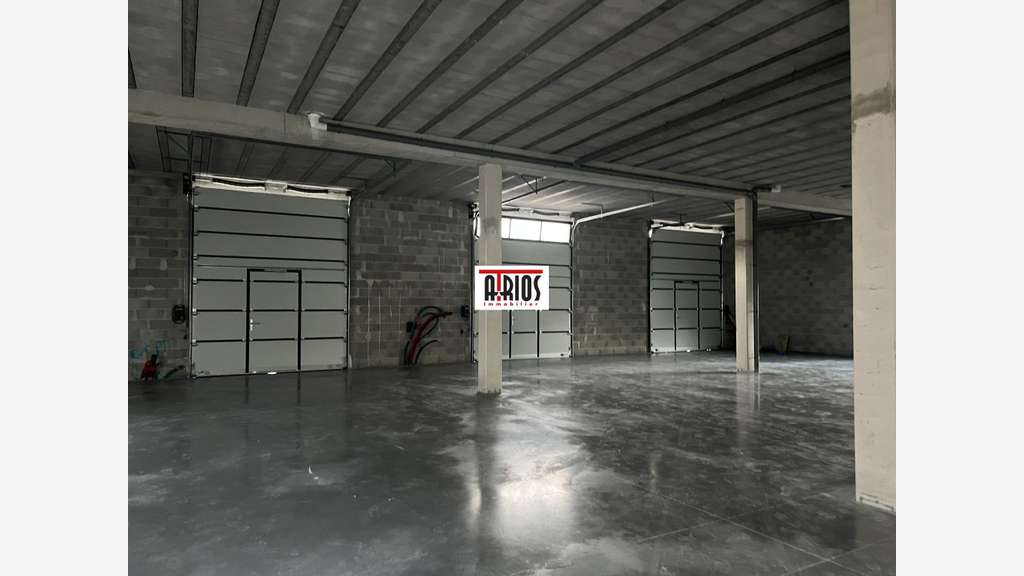 A louer entrepôt de 355m² à Hyères zone St Martin