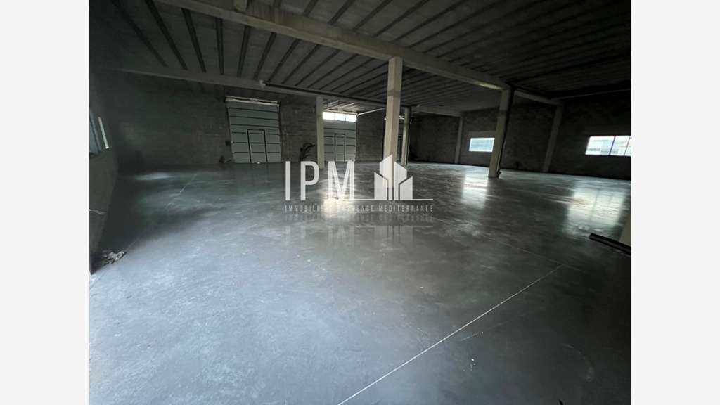 A louer local d'activité 355m² ZA secteur Hyères