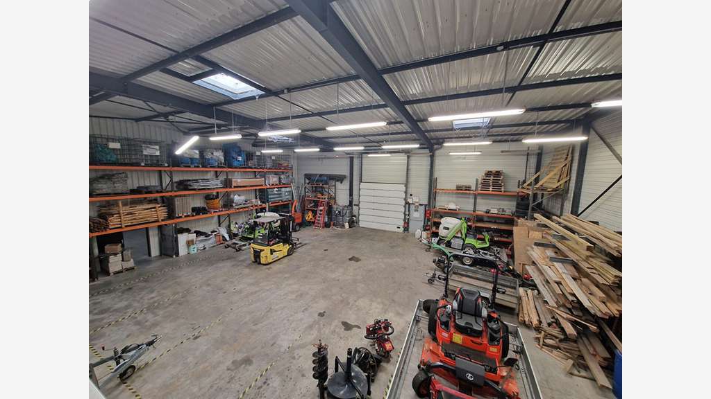 Loue local d'activité 800m² belle visibilité à Ifs