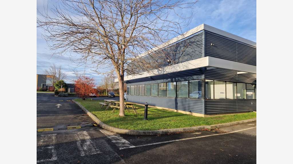 Locaux 1440m² sur terrain 5580m² à louer à Ifs