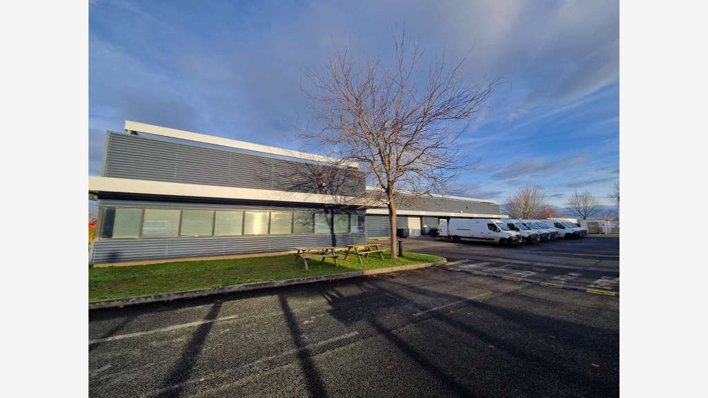 Locaux 1440m² sur terrain 5580m² à louer à Ifs