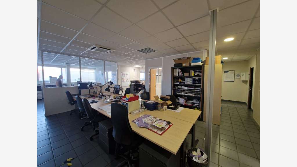 Locaux 1440m² sur terrain 5580m² à louer à Ifs