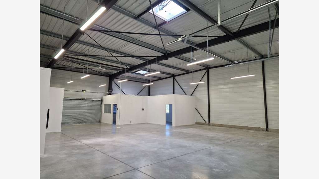 Immobilier Professionnel de 310m² à louer à Ifs