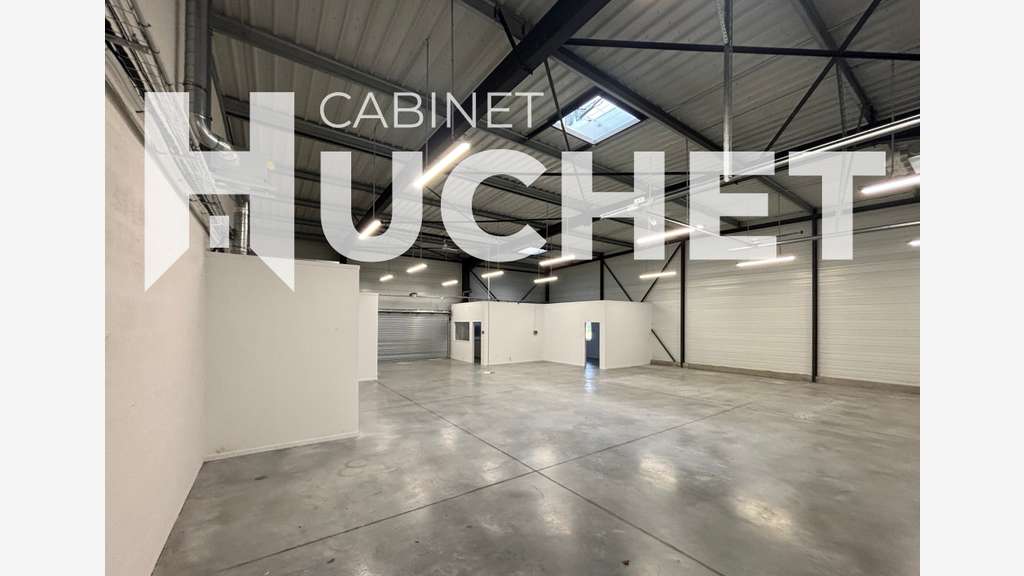 À louer local d'activité bureaux de 310m² à Ifs